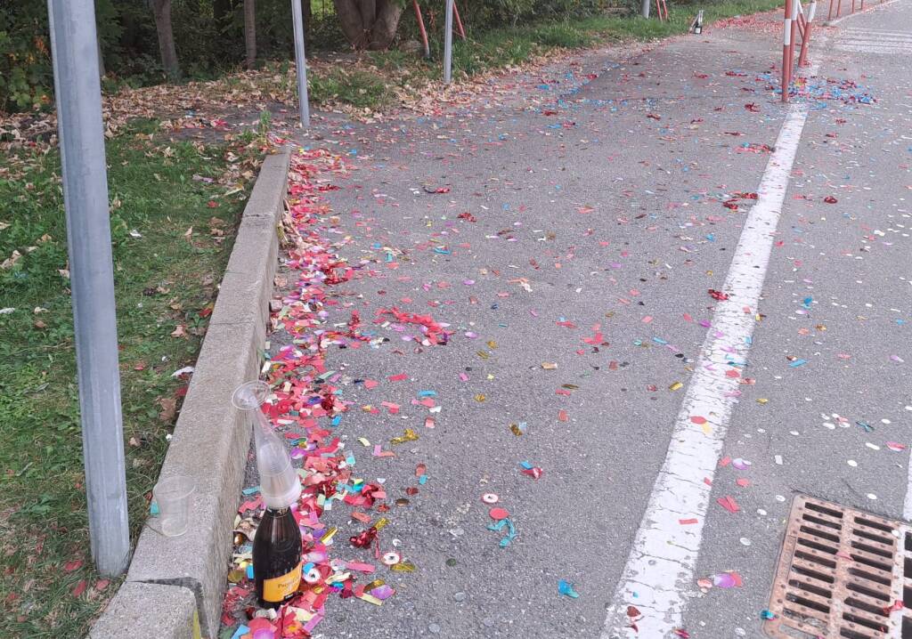 Finiscono sulla strada le gozzoviglie post laurea a Varese