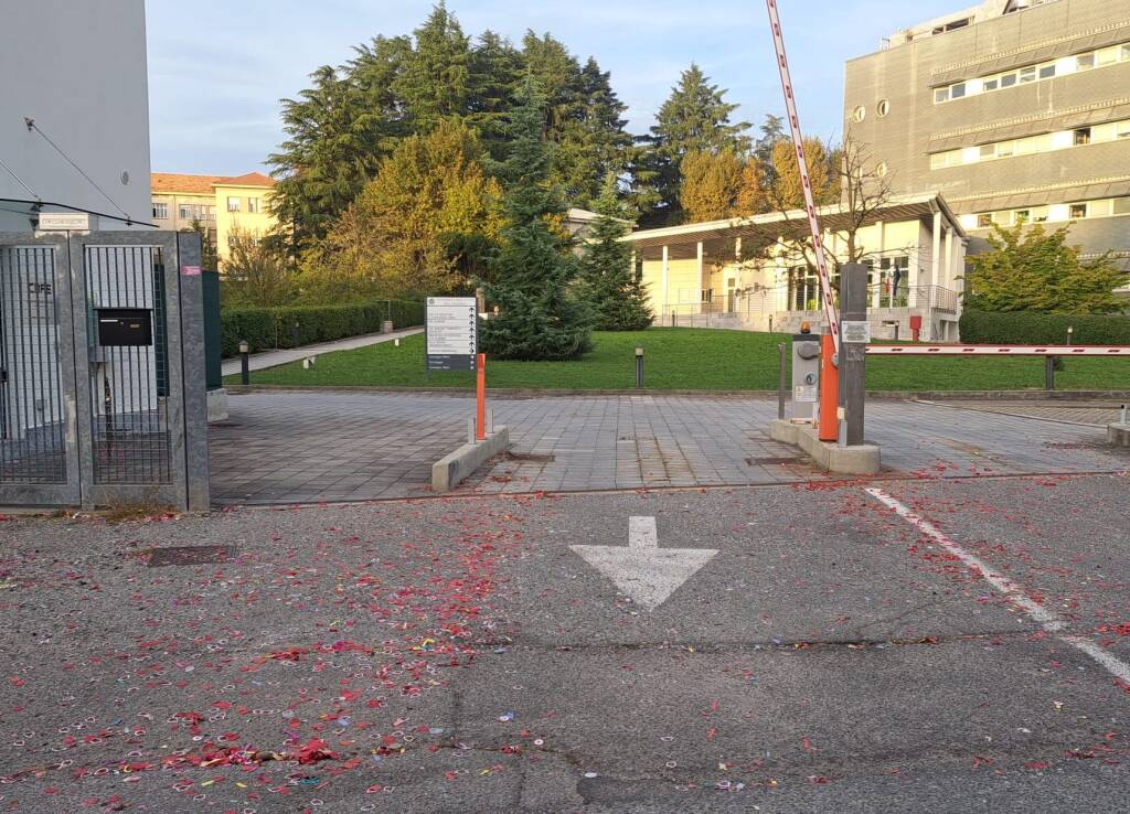 Finiscono sulla strada le gozzoviglie post laurea a Varese