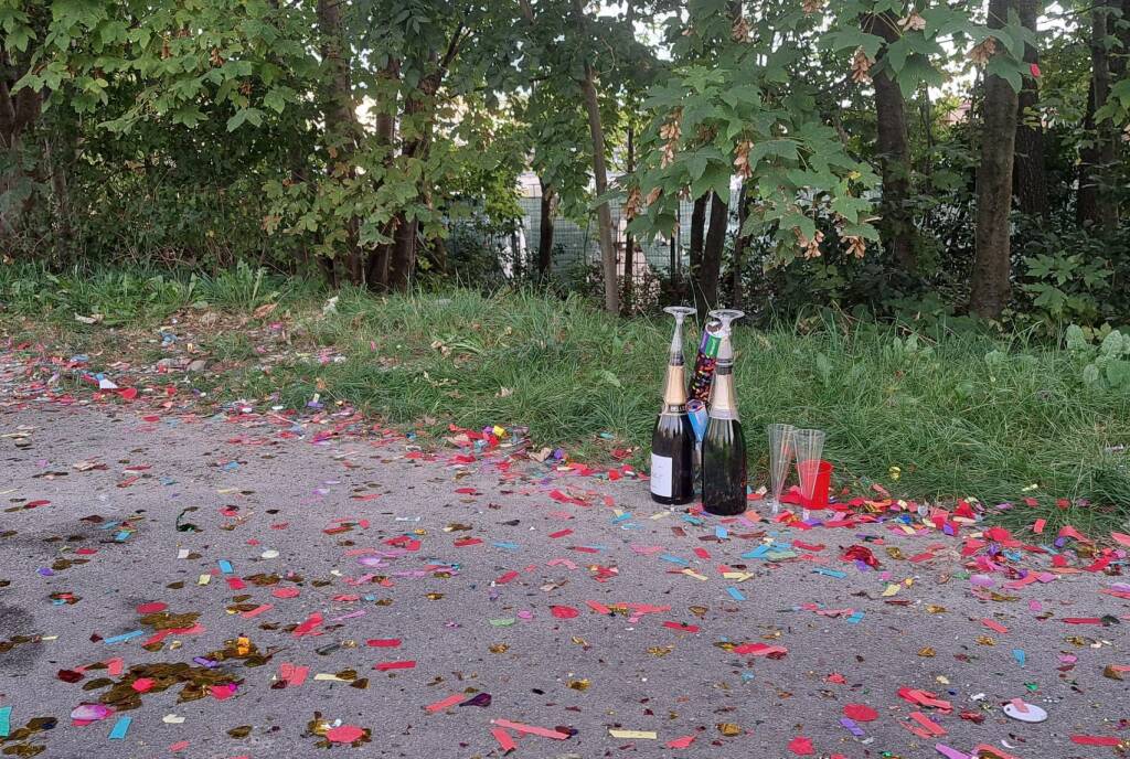Finiscono sulla strada le gozzoviglie post laurea a Varese