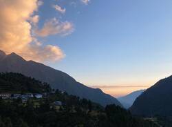 I varesini in viaggio verso il Nepal: secondo giorno tra terremoto, attese e primi passi