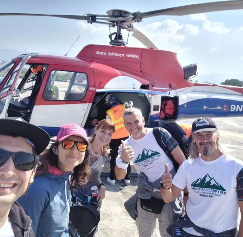 I varesini in viaggio verso il Nepal: secondo giorno tra terremoto, attese e primi passi