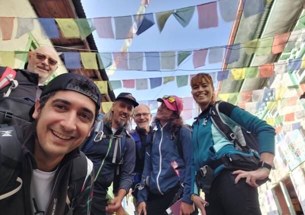 I varesini in viaggio verso il Nepal: secondo giorno tra terremoto, attese e primi passi