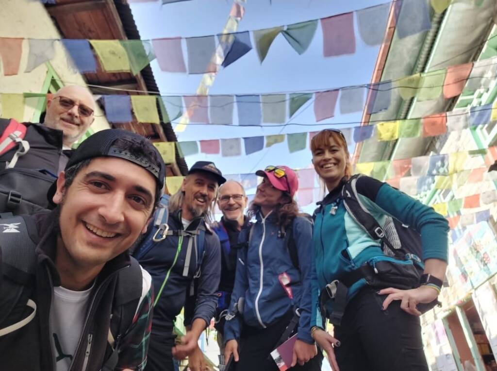 I varesini in viaggio verso il Nepal: secondo giorno tra terremoto, attese e primi passi