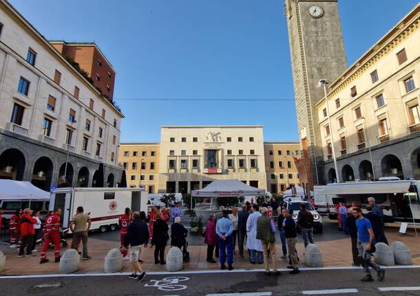 Il villaggio della salute inaugura tre nuovi mezzi per la CRI di Varese