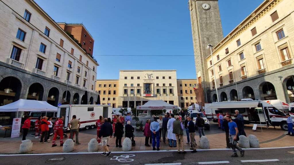 Il villaggio della salute inaugura due nuovi mezzi per la CRI di Varese