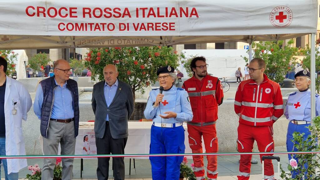 Il villaggio della salute inaugura due nuovi mezzi per la CRI di Varese