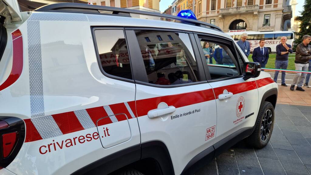 Il villaggio della salute inaugura due nuovi mezzi per la CRI di Varese