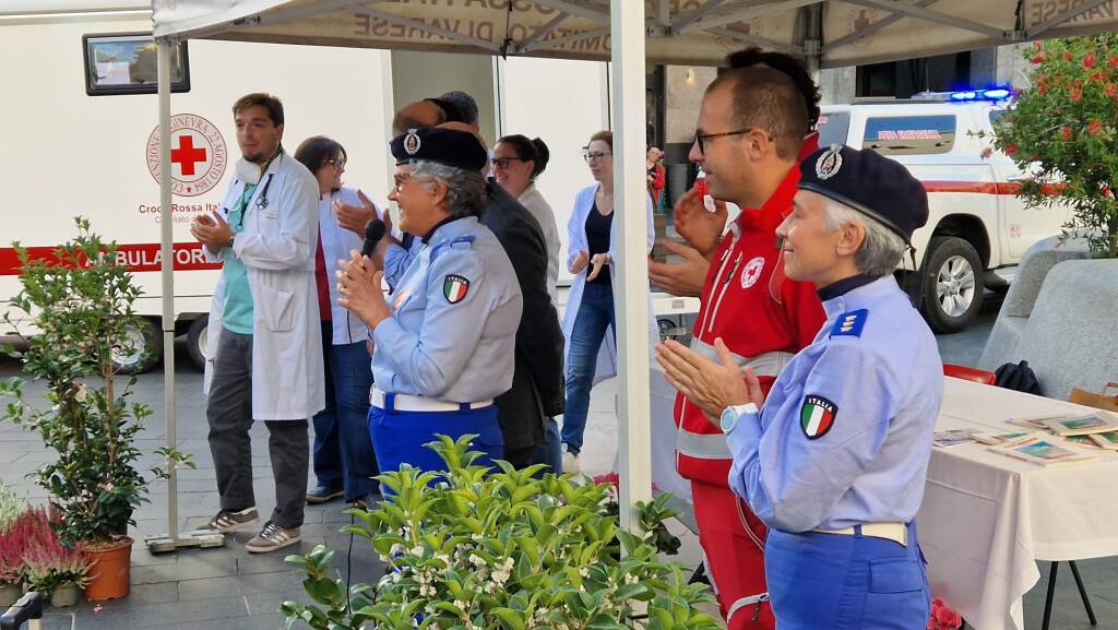 Il villaggio della salute inaugura due nuovi mezzi per la CRI di Varese