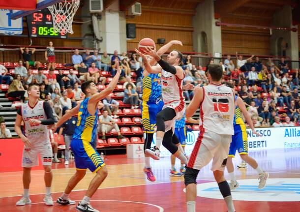 Legnano Basket sfida in casa Piombino. Foto di Daniele Zaffaroni