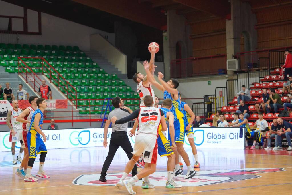 Legnano Basket sfida in casa Piombino. Foto di Daniele Zaffaroni