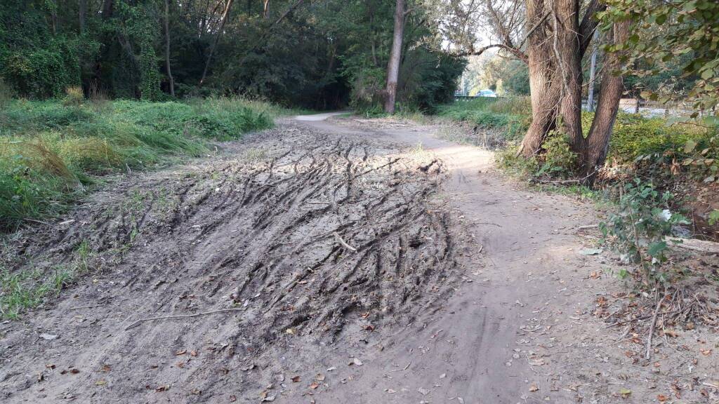 Pista ciclabile invasa dal fango