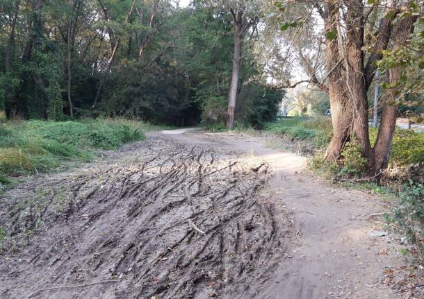 Pista ciclabile invasa dal fango