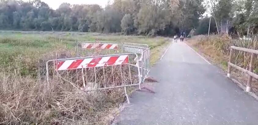 Pista ciclabile invasa dal fango