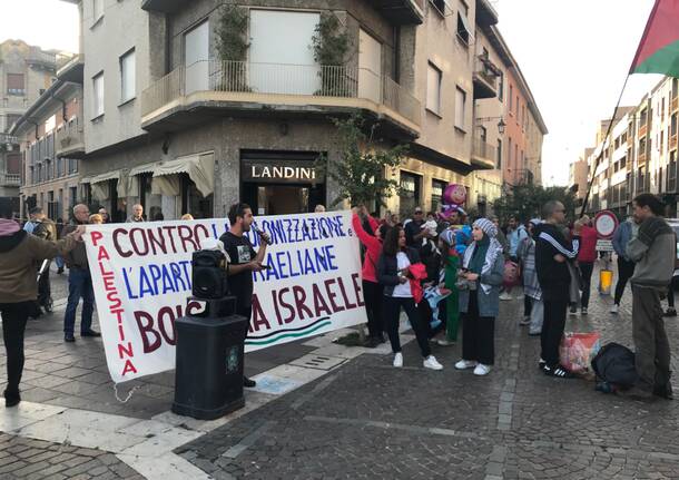 Presidio anarchico in piazza a Saronno per la causa Palestinese 