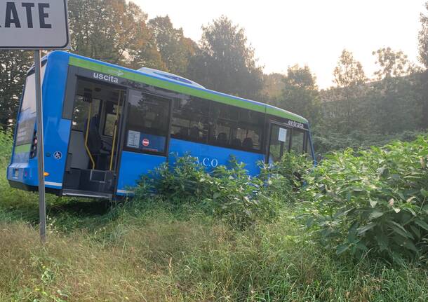 Pulmino in bilico sul torrente Arno a Gallarate 