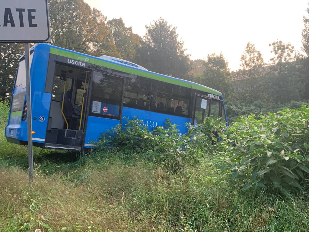 Pulmino in bilico sul torrente Arno a Gallarate 