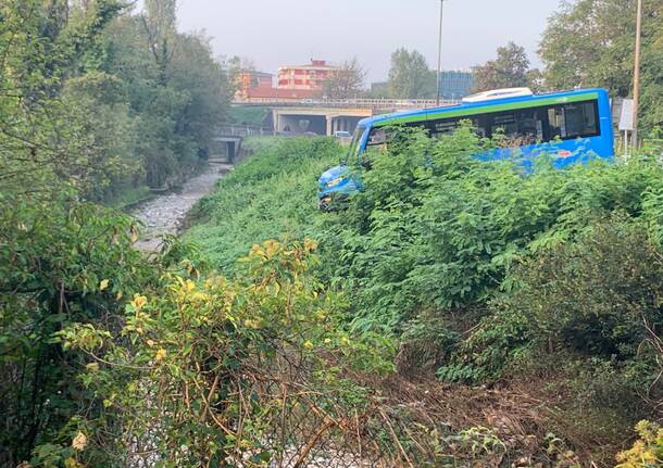 Pulmino in bilico sul torrente Arno a Gallarate