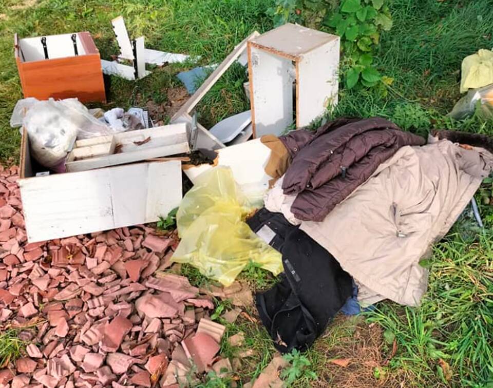 Rifiuti abbandonati nella zona del cimitero di Sant'Ilario a Nerviano