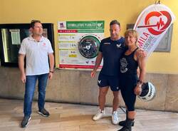 Taglio del nastro per il defibrillatore donato dal Rugby Parabiago in memoria di Valerio Antonioni