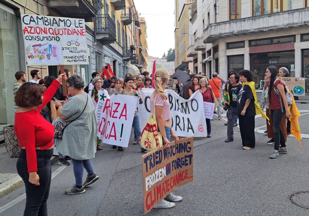 Varese - I ragazzi di Friday For Future tornano in piazza per il clima