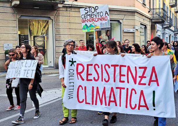 Varese - I ragazzi di Friday For Future tornano in piazza per il clima