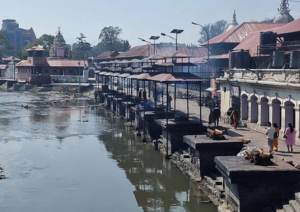 I varesini in viaggio verso Nepal: primo giorno tra cerimonie funebre e preghiere