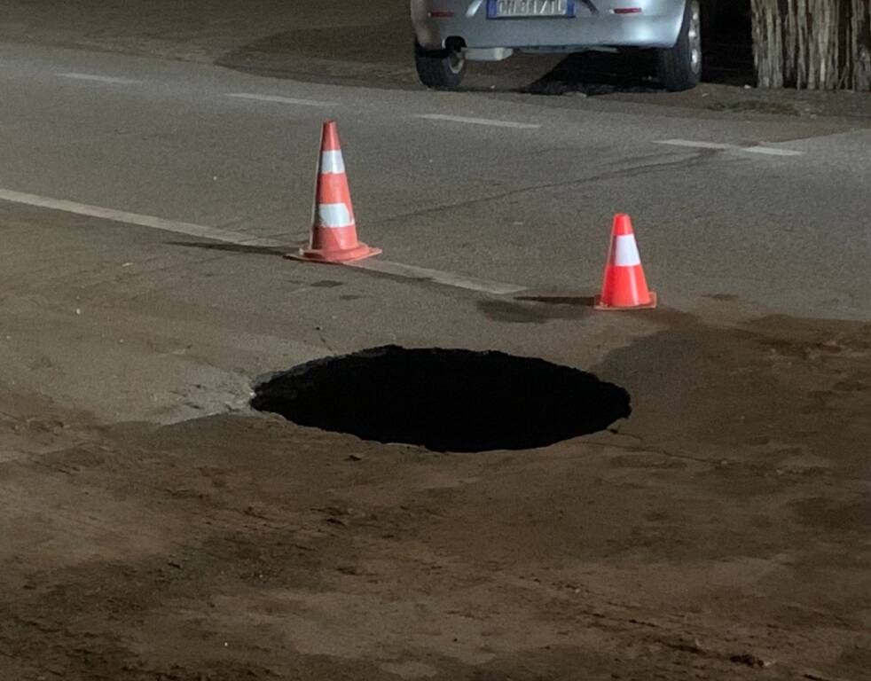 Voragine sulla strada a Moriggia, chiuso il Sempione Vecchio a Gallarate