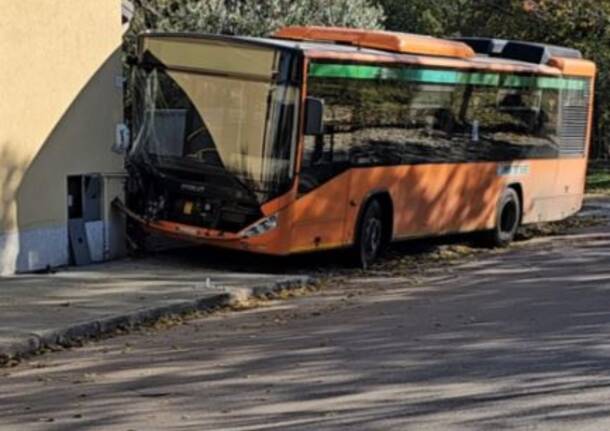 autobus contro il muro