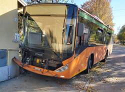 autobus contro il muro