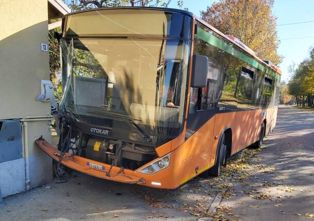 autobus contro il muro