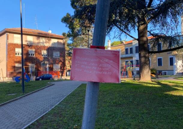 Biglietti rossi nei parchi, nelle piazze, nei negozi e per le strade di Cerro contro la violenza sulle donne