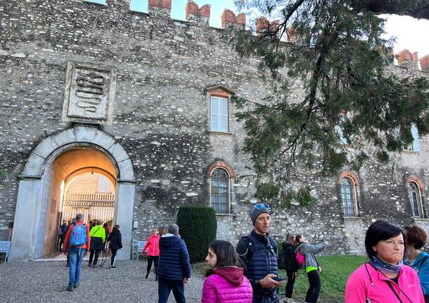 In 200 alla camminata nel parco del castello di Caidate