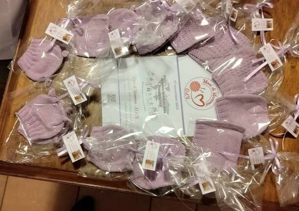 cappellini lilla per il giorno della prematurità