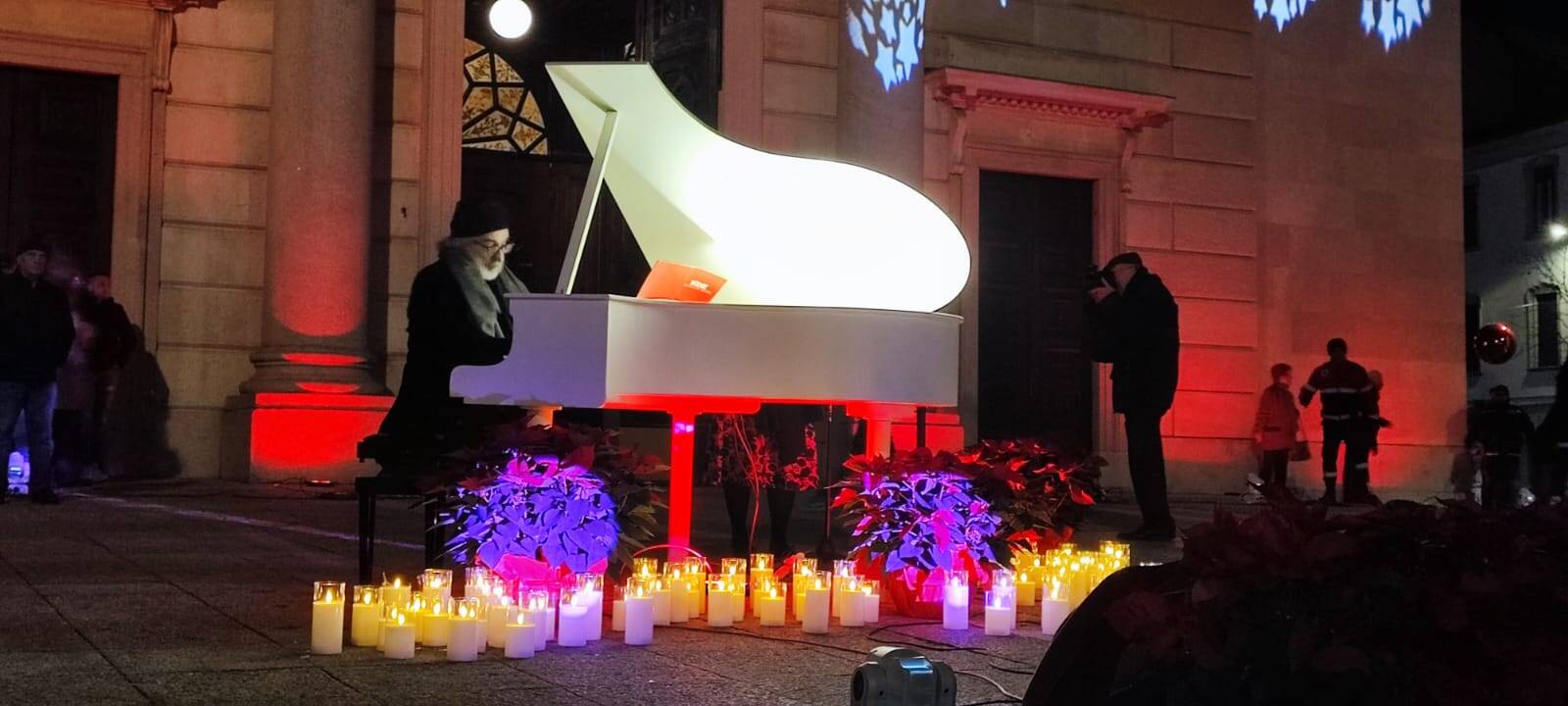 L\'accensione del grande albero in piazza a Gallarate