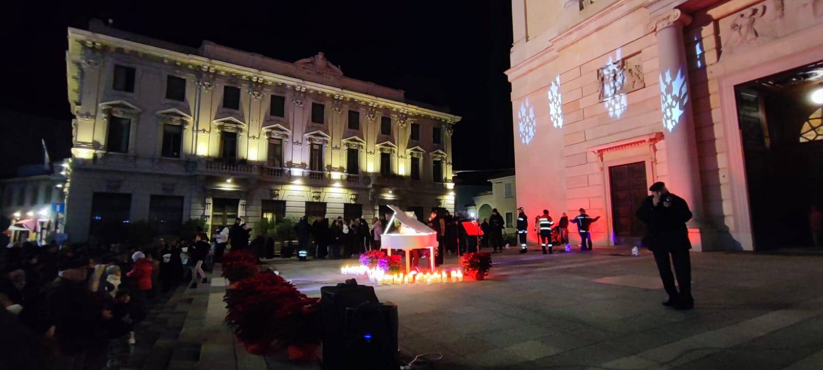 L\'accensione del grande albero in piazza a Gallarate