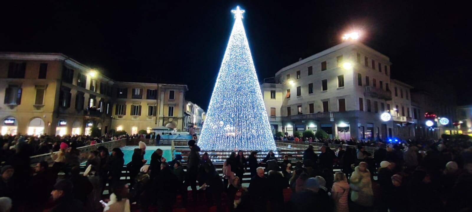 L\'accensione del grande albero in piazza a Gallarate