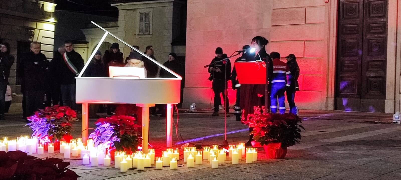 L\'accensione del grande albero in piazza a Gallarate