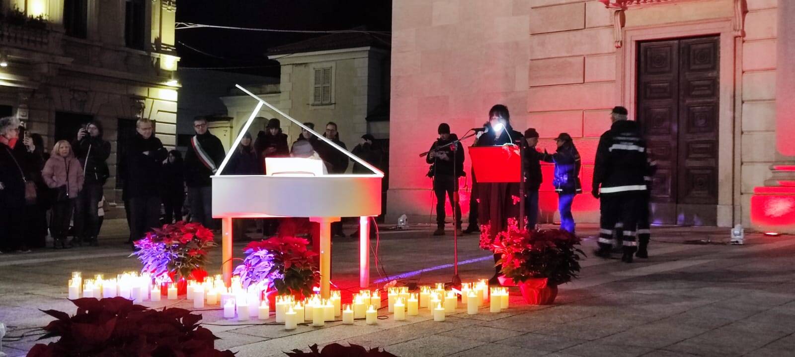 L\'accensione del grande albero in piazza a Gallarate