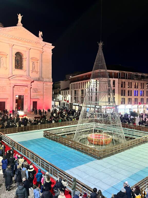 L\'accensione del grande albero in piazza a Gallarate