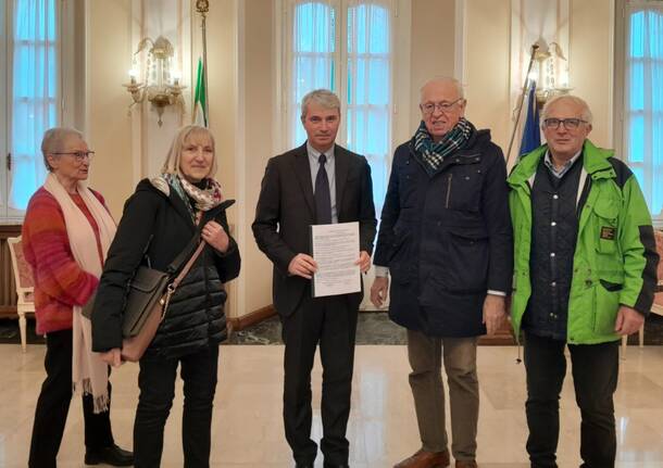 Consegna delle firme conto le antenne alla chiesa di bizzozero