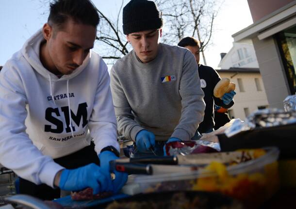 Contrada San Martino tra la gente con il mercato degli ambulanti di Forte dei Marmi