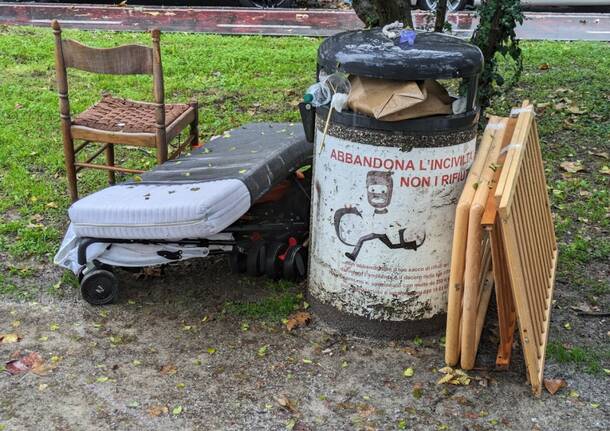 Lettino abbandonato in piazza Carroccio