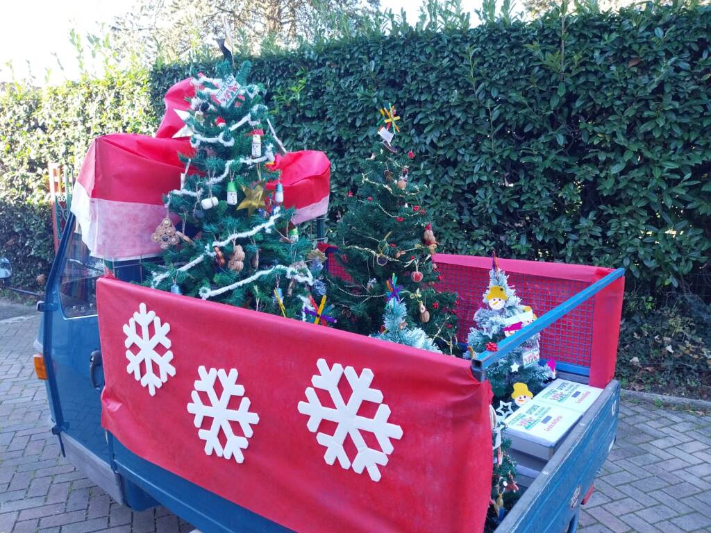 Gli alberi di Natale dei bambini dell'asilo di Travedona Monate