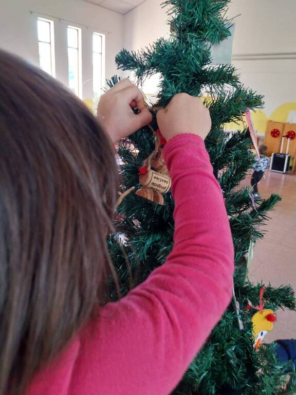Gli alberi di Natale dei bambini dell'asilo di Travedona Monate
