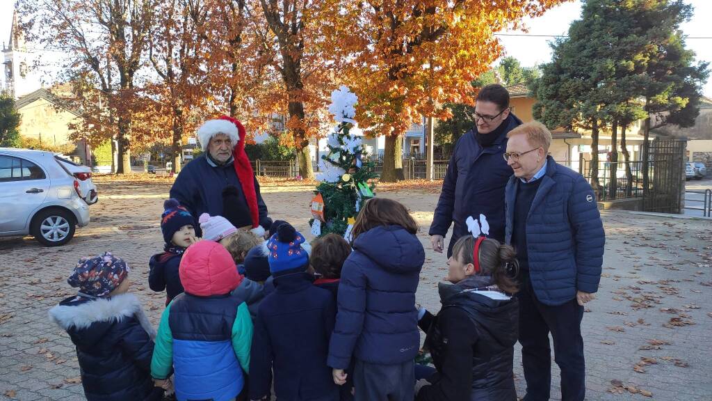 Gli alberi di Natale dei bambini dell'asilo di Travedona Monate