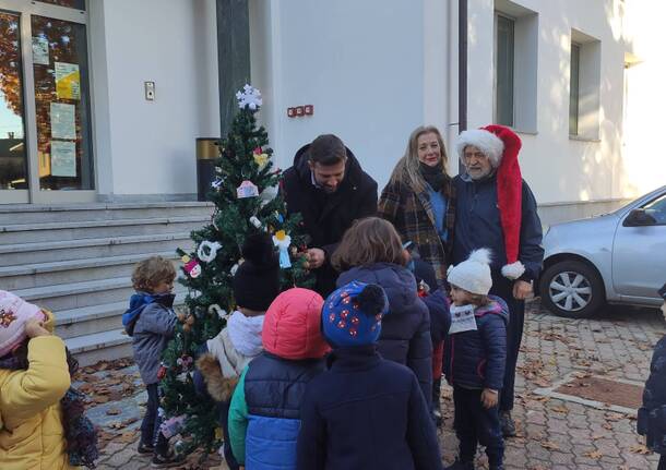 Gli alberi di Natale dei bambini dell’asilo di Travedona Monate