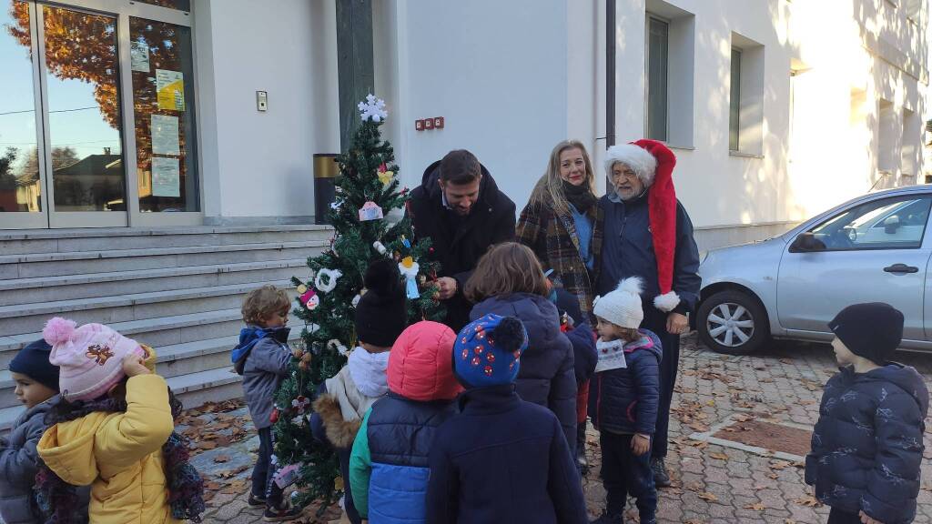 Gli alberi di Natale dei bambini dell'asilo di Travedona Monate