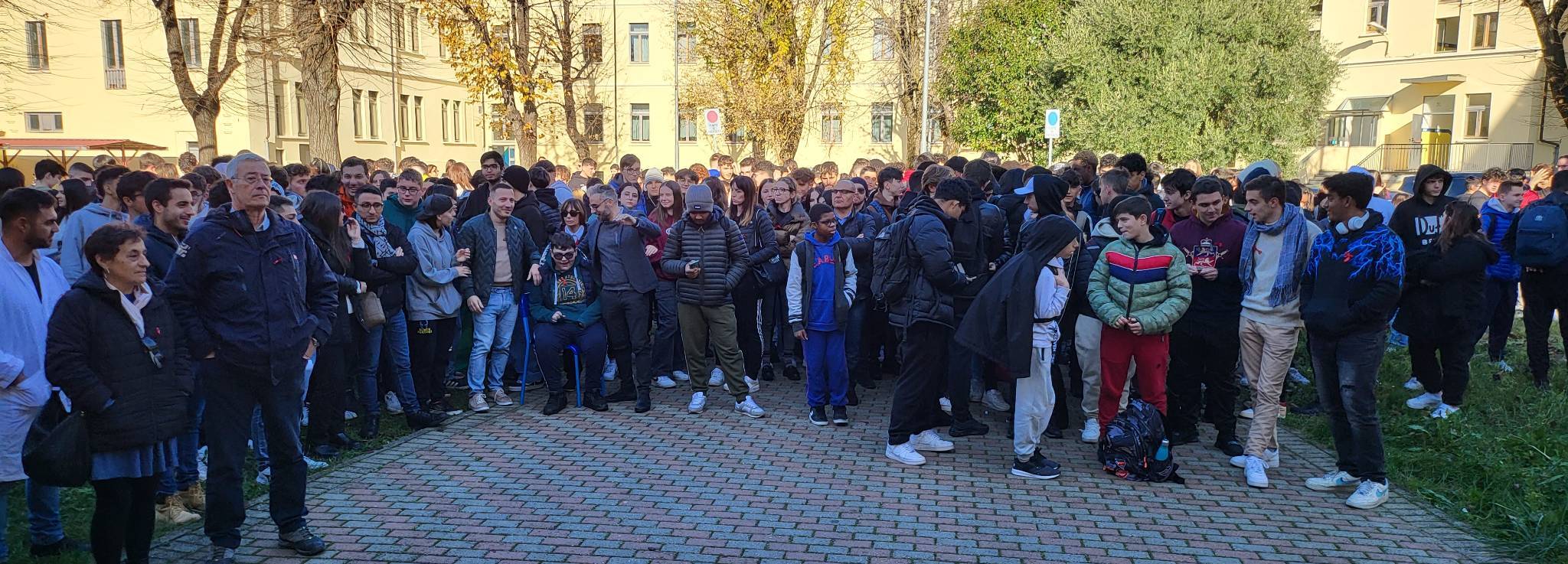 Gli studenti del Ponti di Gallarate inaugurano la panchina rossa contro la violenza di genere