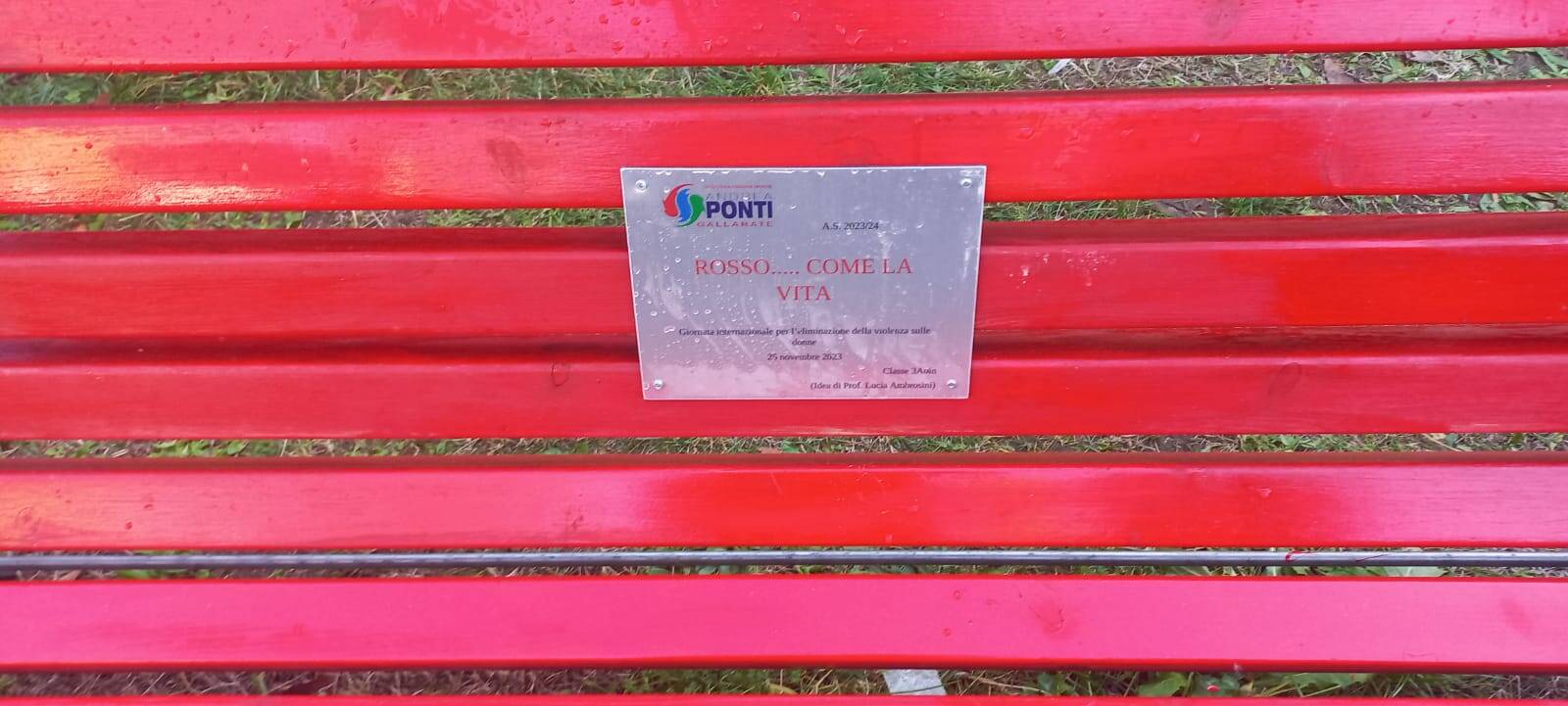 Gli studenti del Ponti di Gallarate inaugurano la panchina rossa contro la violenza di genere
