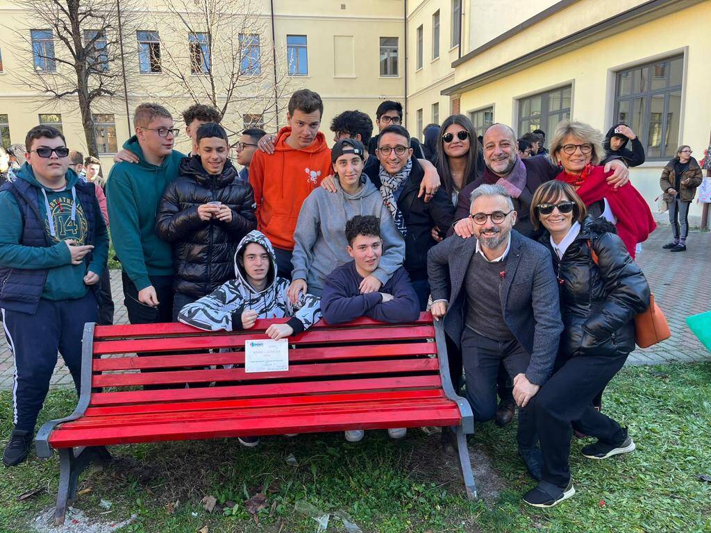 Gli studenti del Ponti di Gallarate inaugurano la panchina rossa contro la violenza di genere